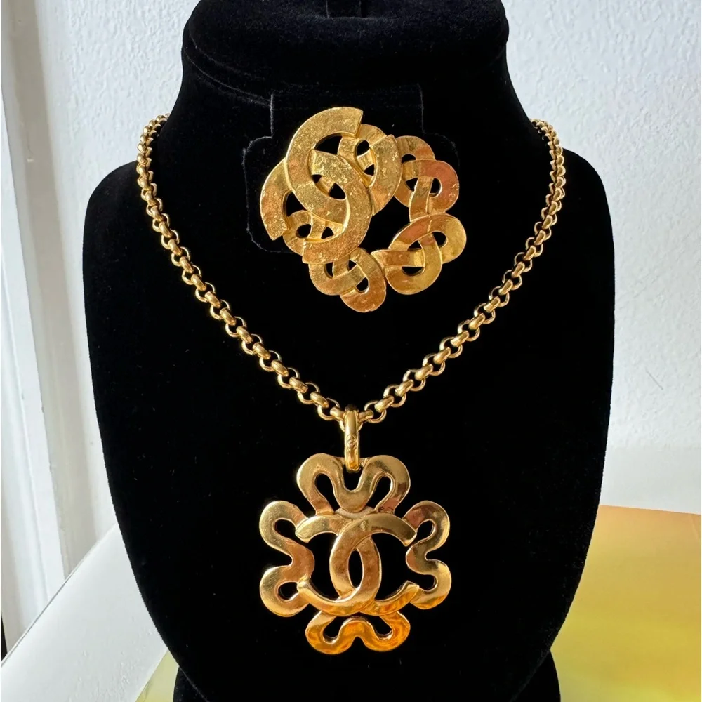 Chanel RARE 24K Gold Plated Necklace with Box in Excellent Condition
